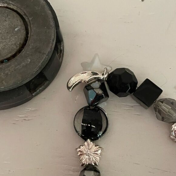 8” Silver tone beaded stretch bracelet w/quartz like, glass, and acrylic beads - Picture 9 of 11